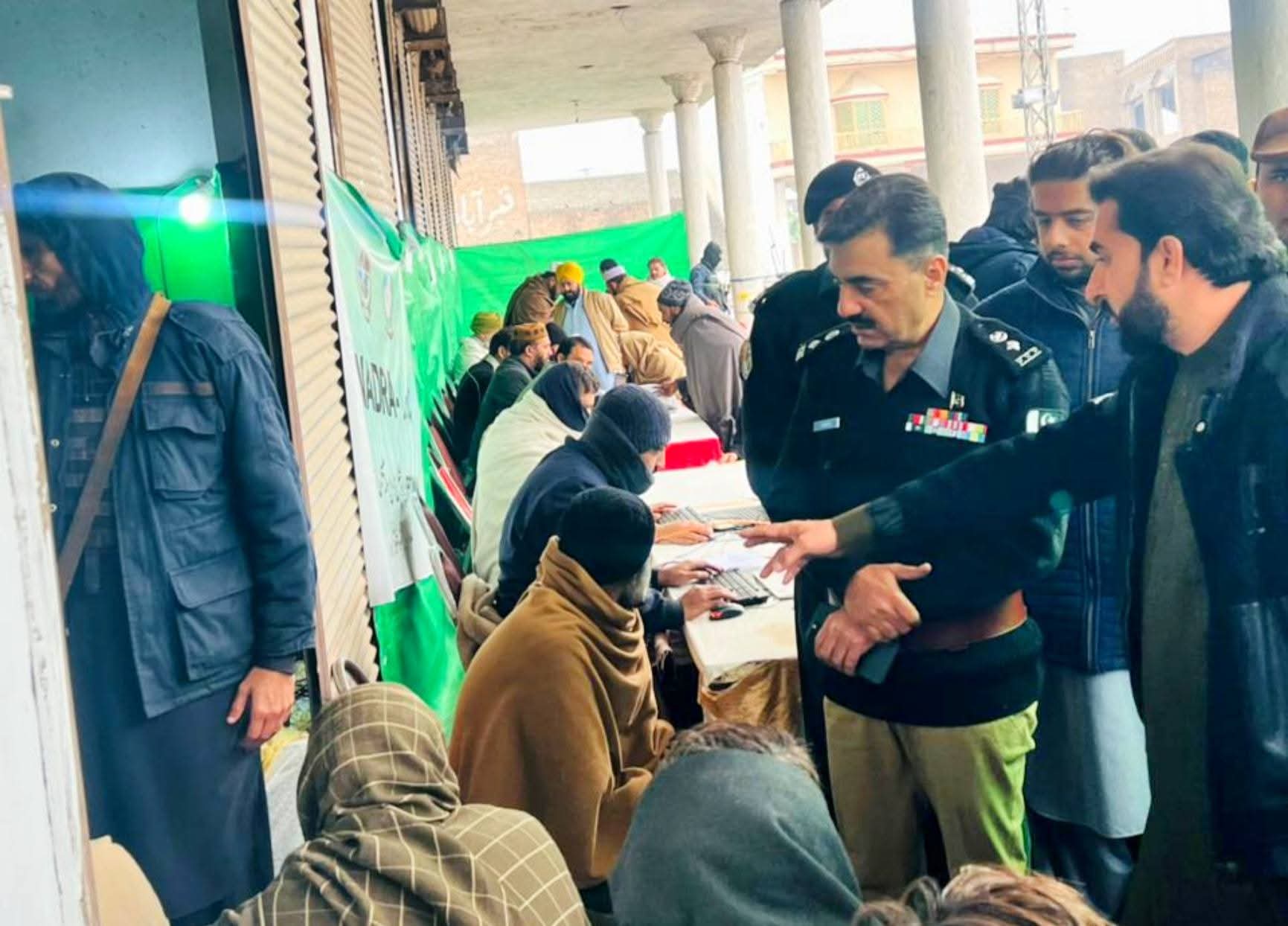 خیبر: ڈی پی او وقار احمد کا تیراہ متاثرین کی رجسٹریشن پوائنٹس کا دورہ، عمل تیز کرنے کی ہدایت