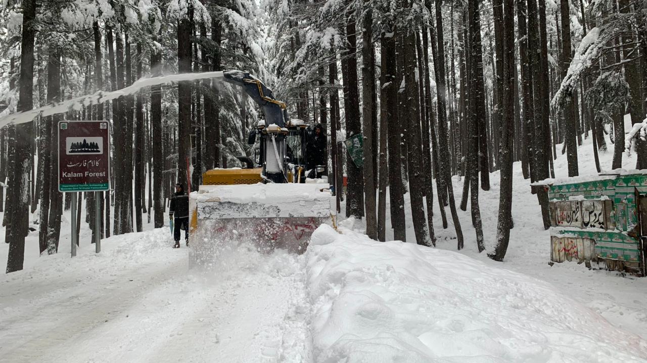 بالائی علاقوں میں شدید برفباری، کالام اور مہوڈنڈ میں چار فٹ تک برف جم گئی