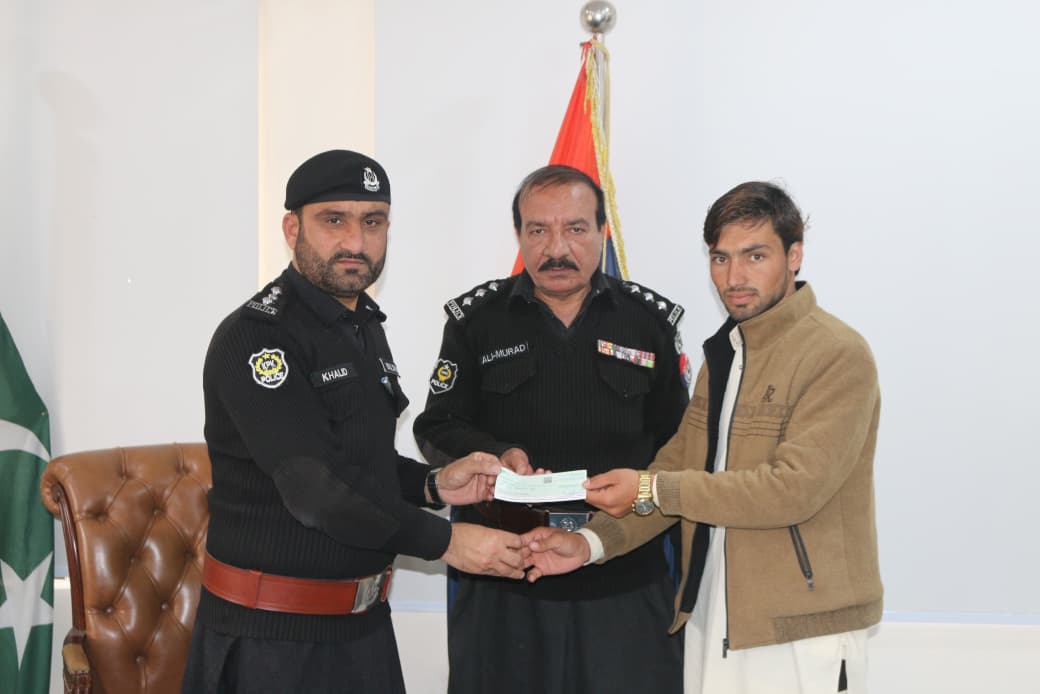 مہمند: شہدائے پولیس اور دورانِ سروس وفات پانے والے اہلکاروں کے ورثاء میں امدادی چیکس تقسیم