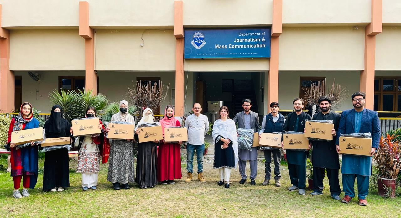 یونیورسٹی آف پشاور کے شعبۂ صحافت میں وزیر اعظم لیپ ٹاپ اسکیم کے تحت 37 طلبہ و طالبات میں لیپ ٹاپ تقسیم