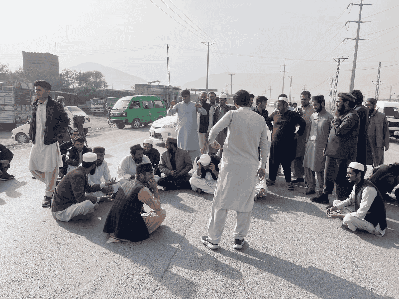 جمرود: سور کمر میں طویل لوڈشیڈنگ کے خلاف احتجاج، پاک افغان شاہراہ بند