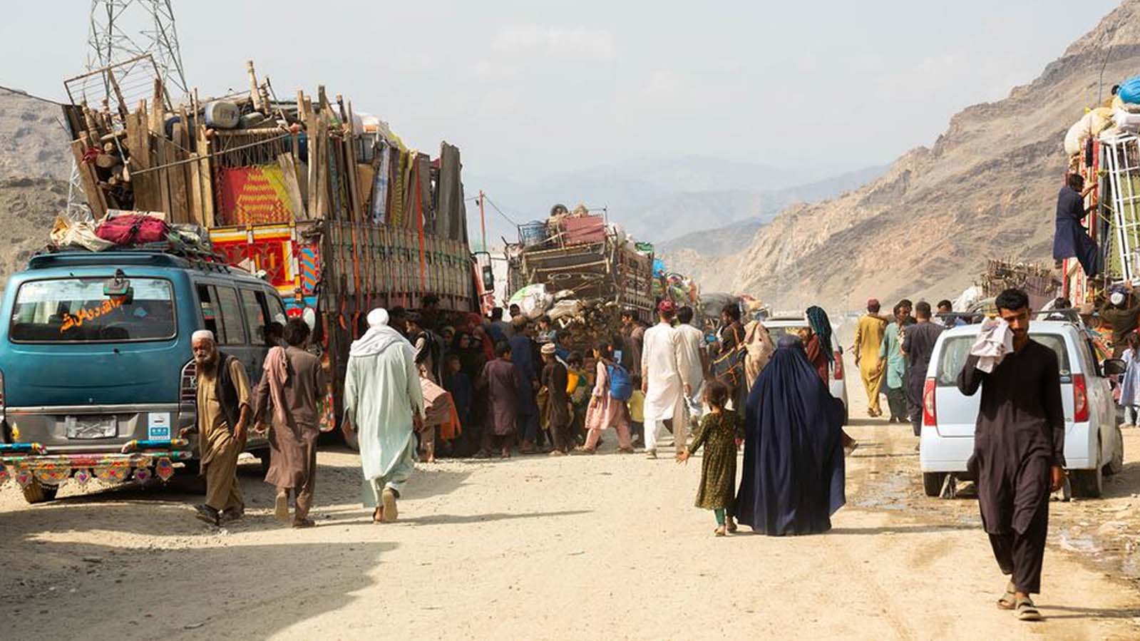 پاک افغان کشیدگی: لنڈی کوتل میں مارٹر گولہ باری سے خوف و ہراس، خاندان ریلوے ٹنلز میں پناہ لینے پر مجبور