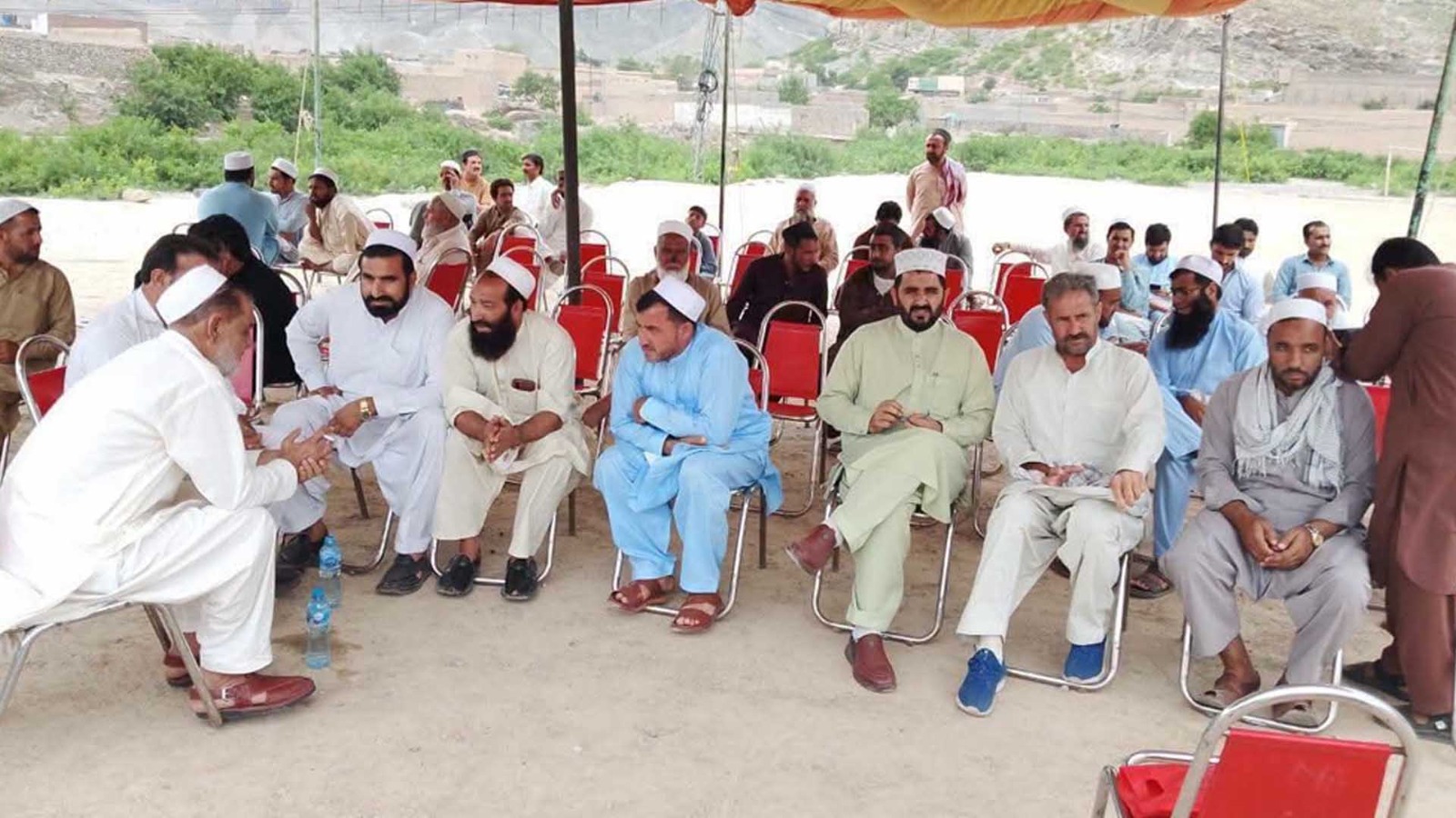 افغانستان میں 8 ماہ سے پھنسے پاکستانی ٹرانسپورٹرز کے اہل خانہ کا احتجاج، واپسی نہ ہوئی تو پاک افغان شاہراہ بند کرنے کی دھمکی