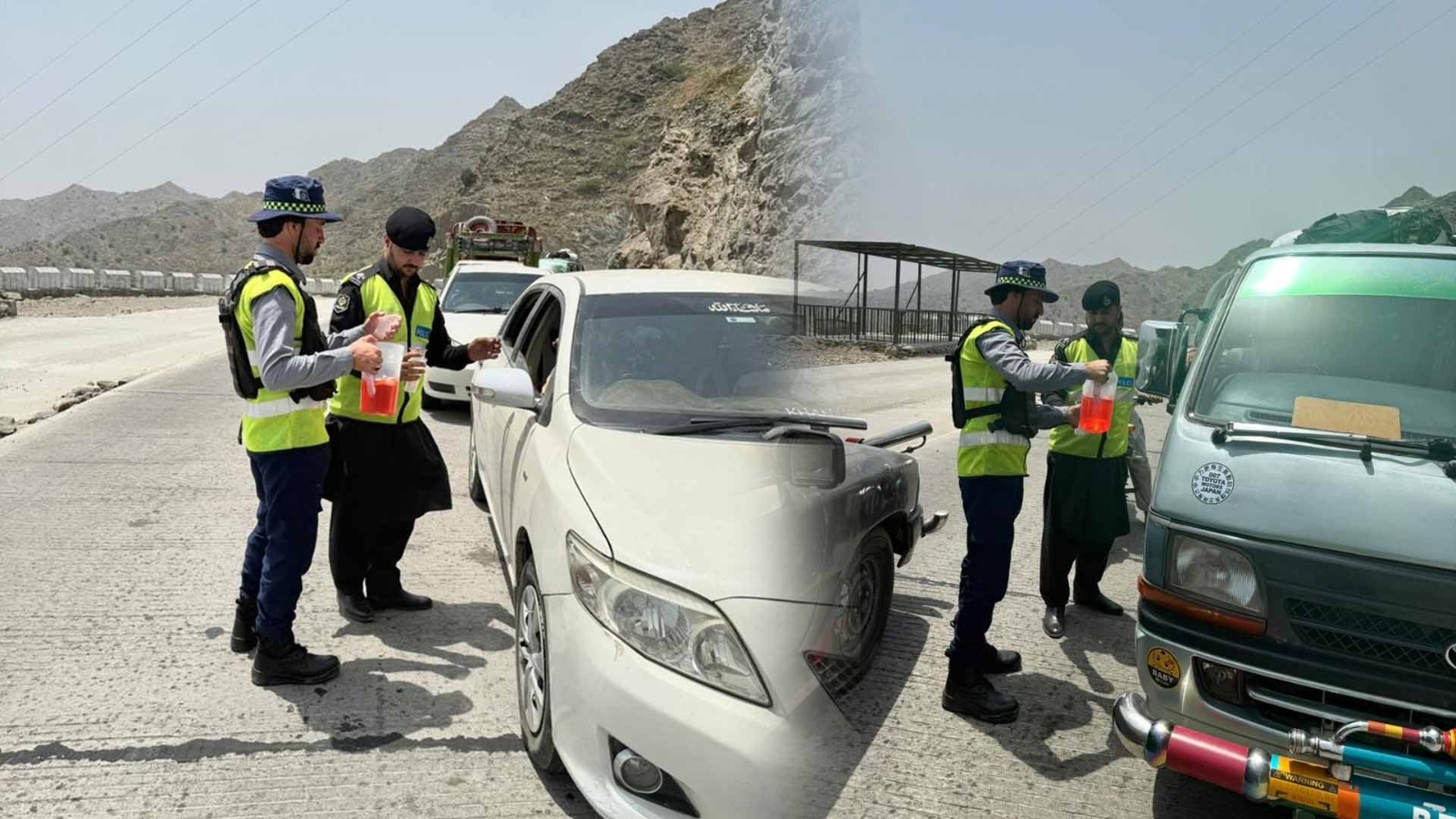 شدید گرمی میں مہمند ٹریفک پولیس کا مثالی اقدام، مسافروں اور ڈرائیوروں میں ٹھنڈے مشروبات اور پانی تقسیم
