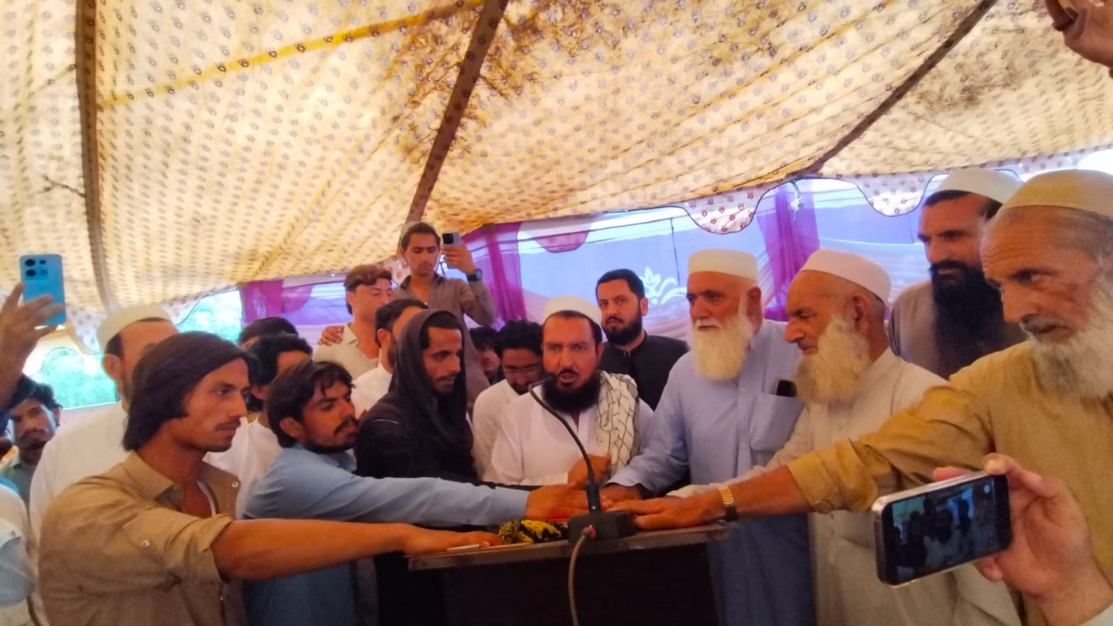 قوم شلوبر میں چار سالہ دشمنی ختم، دونوں خاندان بغلگیر